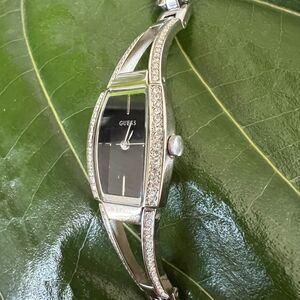 Working Vintage Ladies Guess G85634L‎ silver tone Watch 5.5 inches black dial